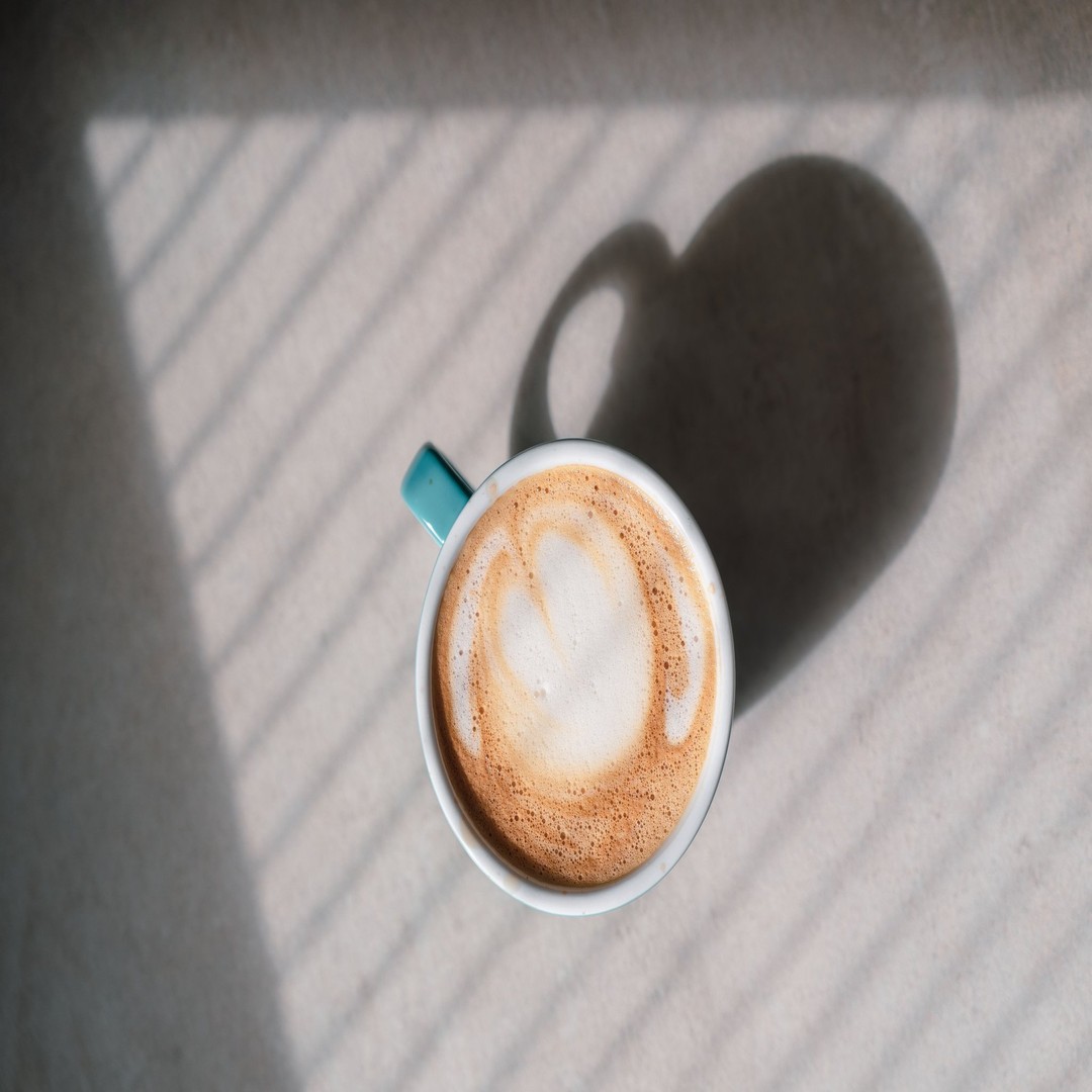 Café servi avec soin, préparé à la main